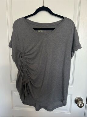 Xersion Gray V-Neck Short Sleeve Tee with Side Ruched Detail